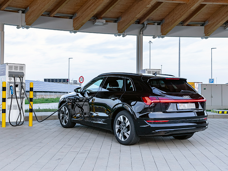 Audi e-tron an der Ladestation