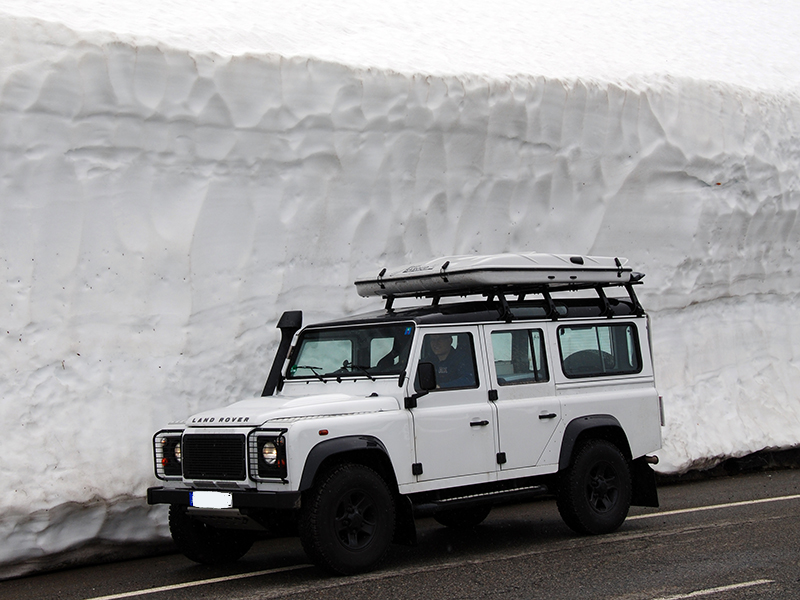 Land Rover im Schnee