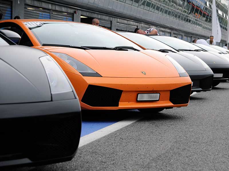 Sportwagen auf der Rennstrecke, Monza