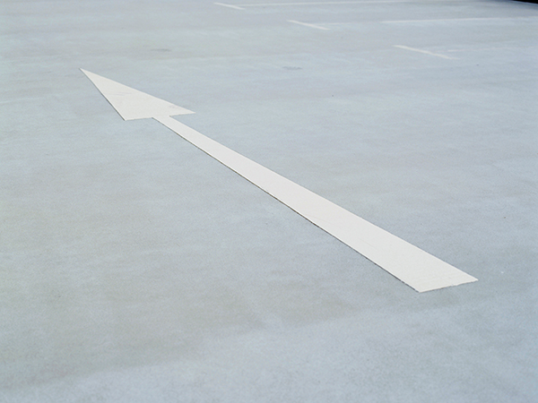 Bodenmarkierung Pfeil auf Rennstrecke