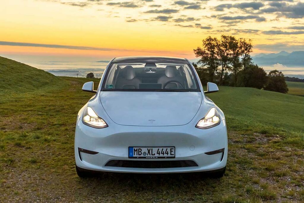 Tesla Model Y Abendstimmung