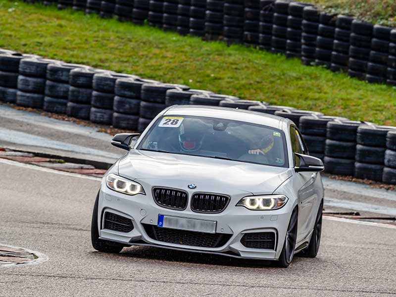 BMW 240 auf Rennstrecke