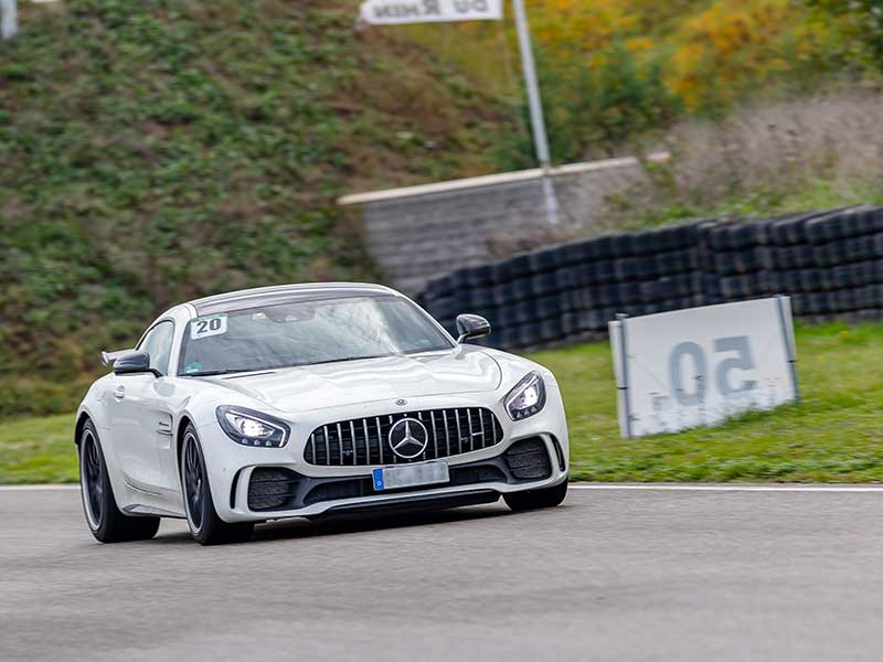 Mercedes-Benz GTR auf Rennstrecke